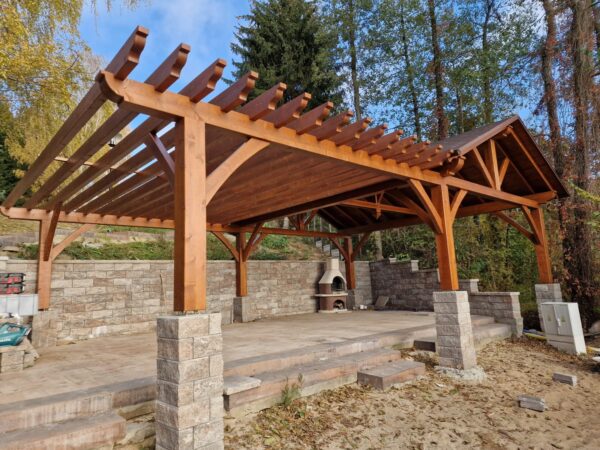 6x9 m-es fa kocsibeálló nyeregtetővel és pergolával