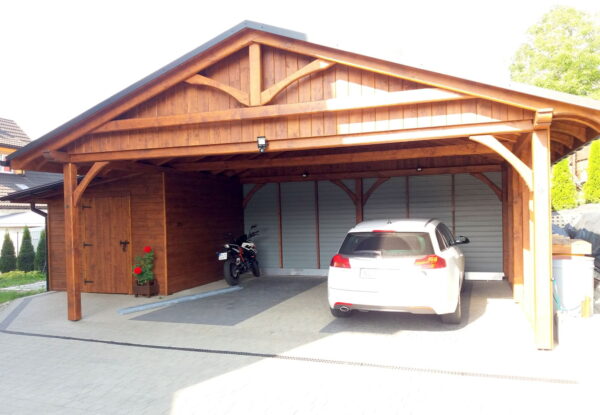 5x8 m-es fa kocsibeálló, kétállásos, tárolóhelyiséggel