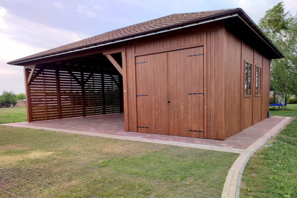 12x8 m-es fa kocsibeálló, kétállásos, tárolóhelyiséggel