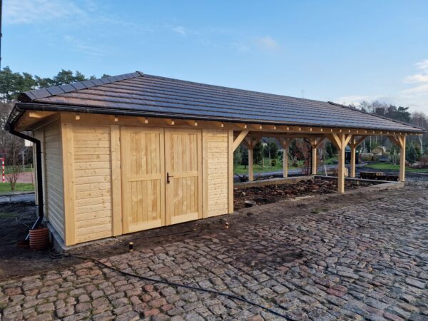 5x15 m-es fa kocsibeálló tárolóhelyiséggel