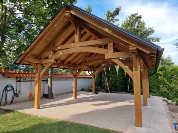 5x7 m-es fa kocsibeálló rusztikus stílusban