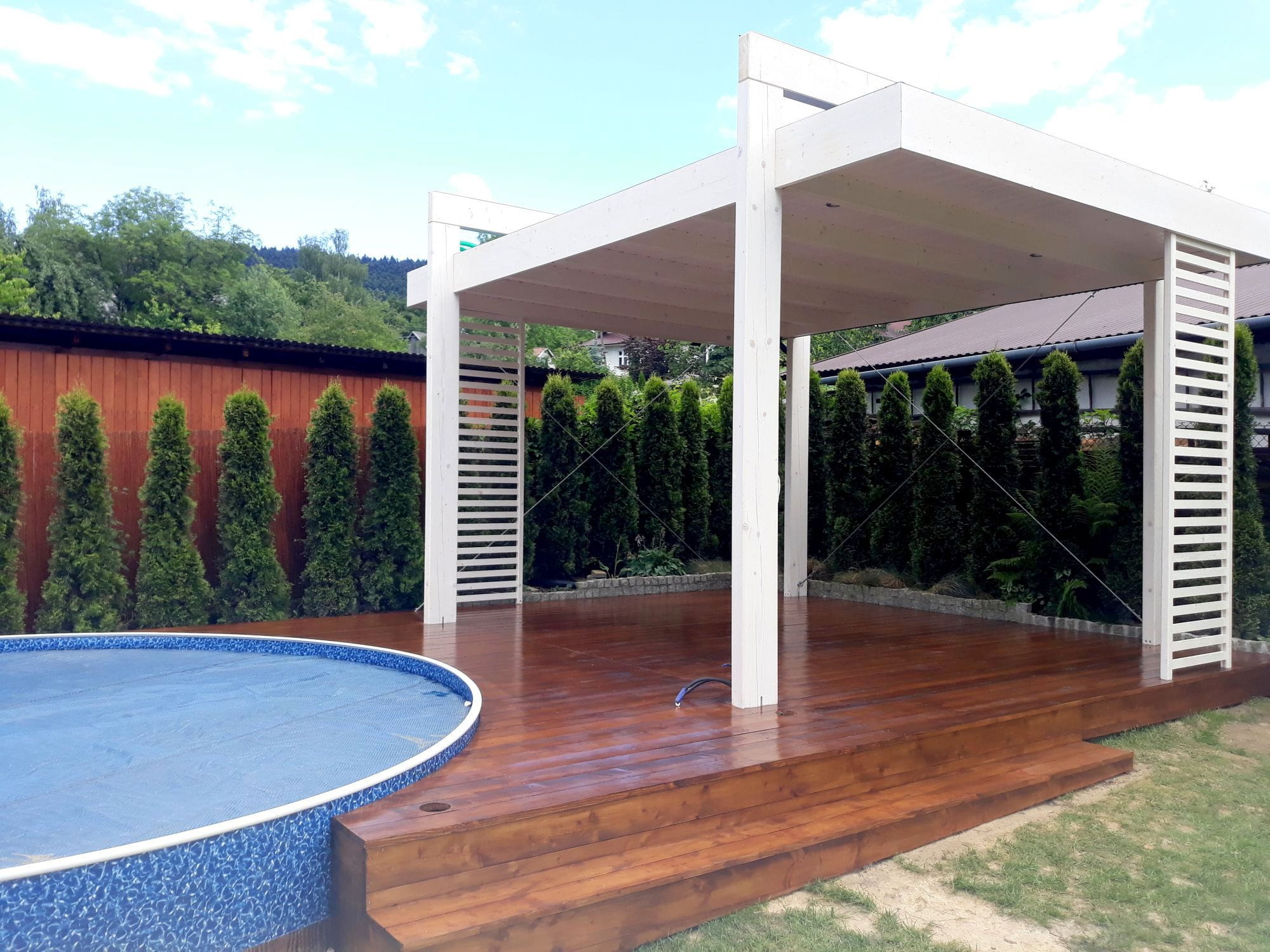 6x4 m-es szabadon álló pergola teli tetővel – modern kerti szerkezet