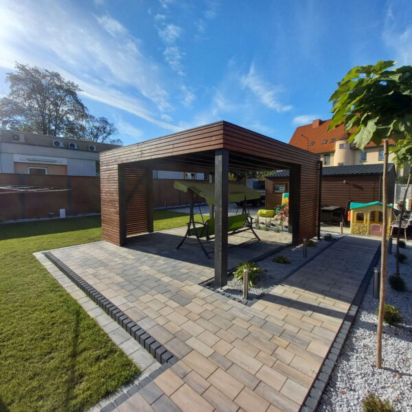 5x4,5 m-es fa kocsibeálló – modern kerti szerkezet Gliwice