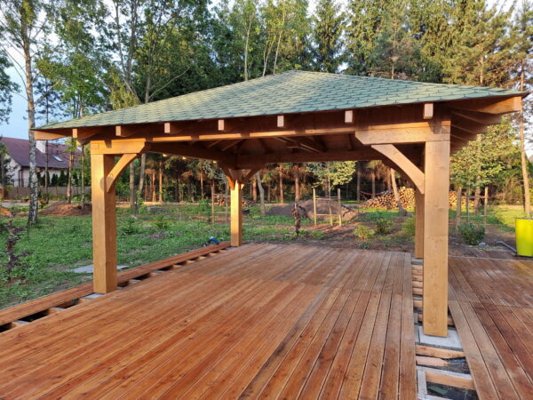 5×5 m-es fa kocsibeálló (kontyolt tetős) – Łódź