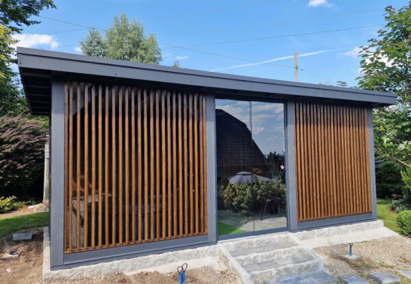 5,5x3,5 m-es kerti pavilon – modern pavilon üvegezéssel és mozgatható lamellákkal