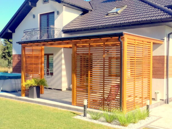 5x3 m-es fali pergola polikarbonát tetővel – stílusos és funkcionális tér a ház mellett